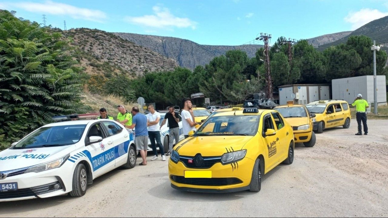 Amasya’da polisten ticari taksilere taksimetre denetimi
