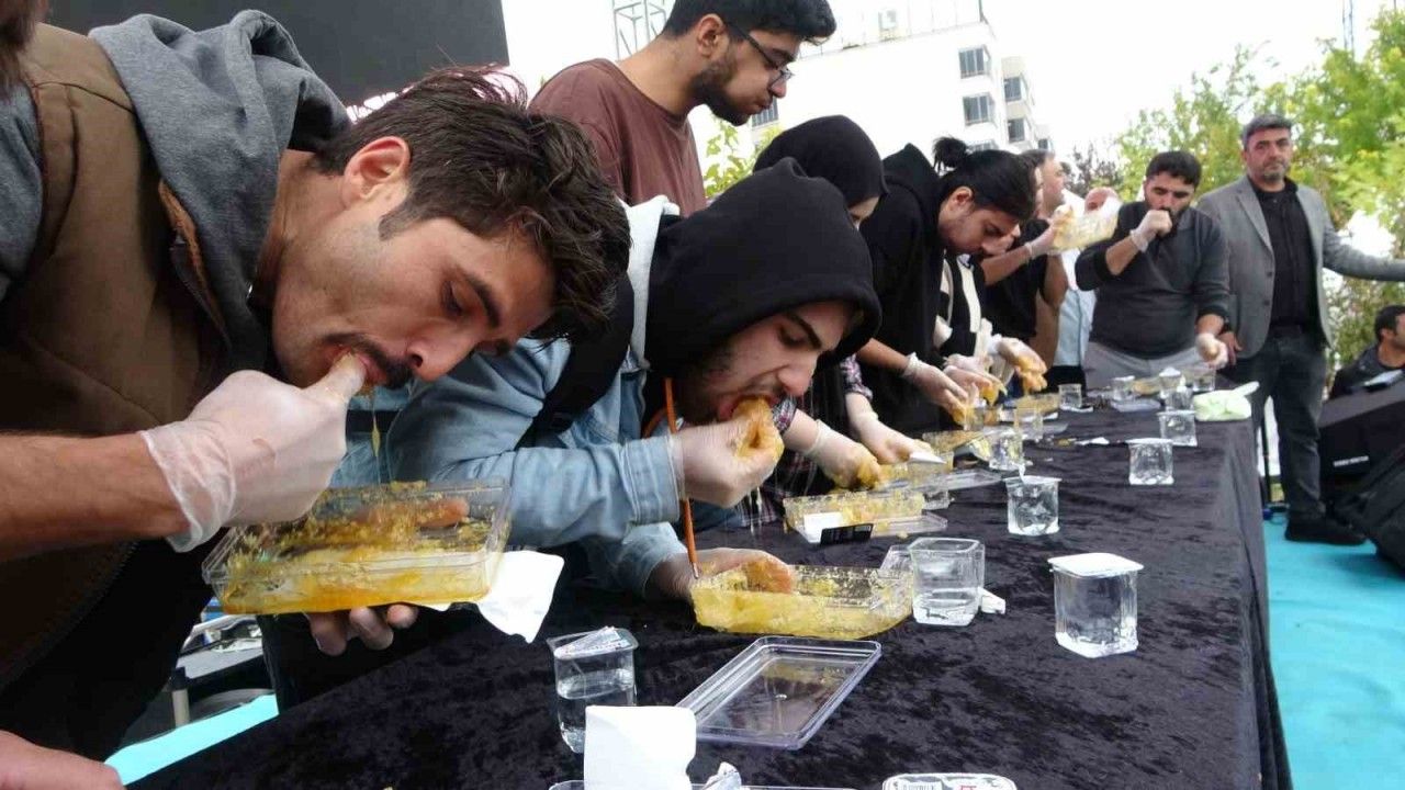 Bingöl’de 2,5 dakikada 750 gram balı yemek için yarıştılar
