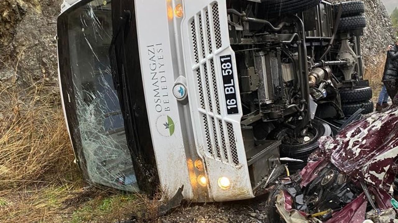 Bursa’da taziye yakınlarını taşıyan otobüs otomobille çarpıştı: 1 ölü, 5 yaralı