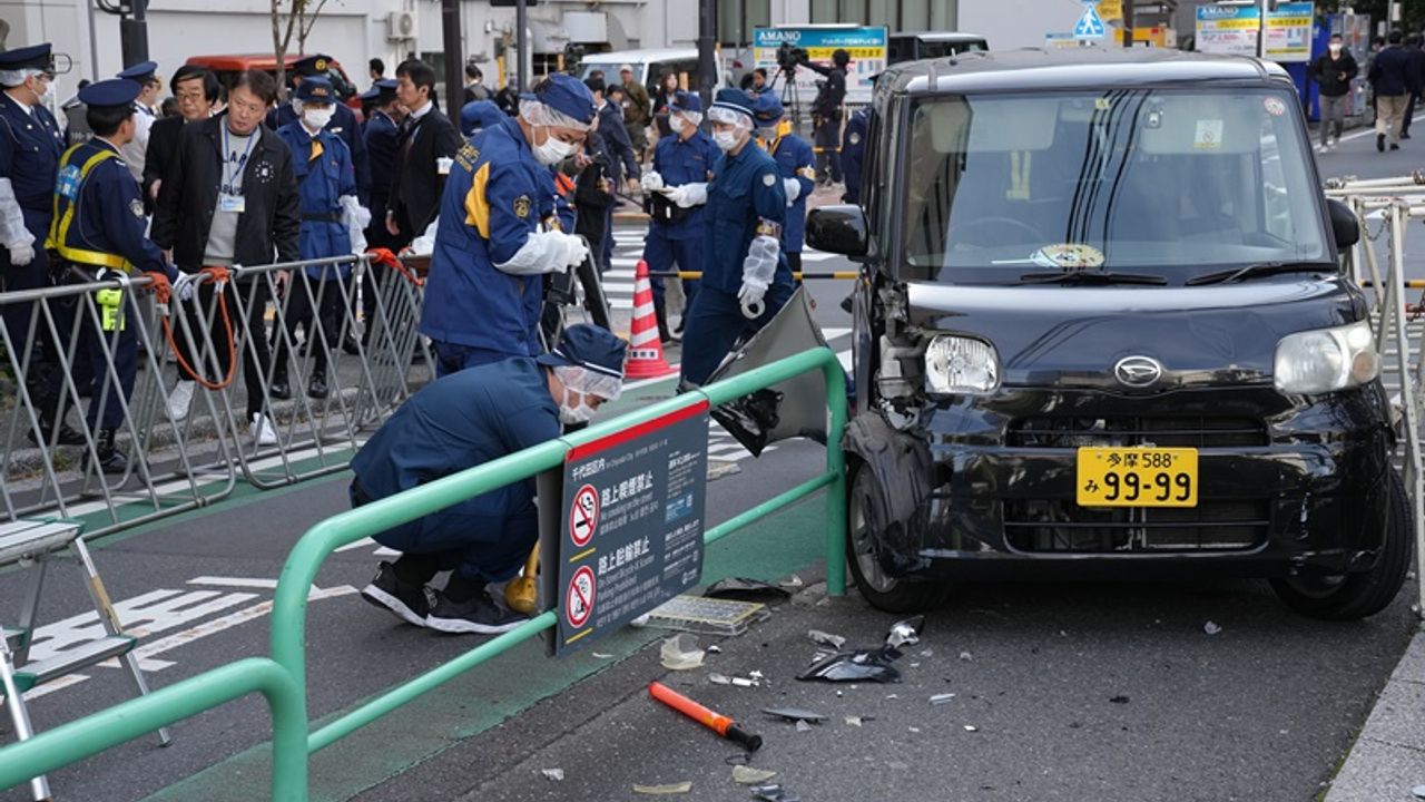 Tokyo'da bir araç barikata çarptı: 1 polis yaralı!