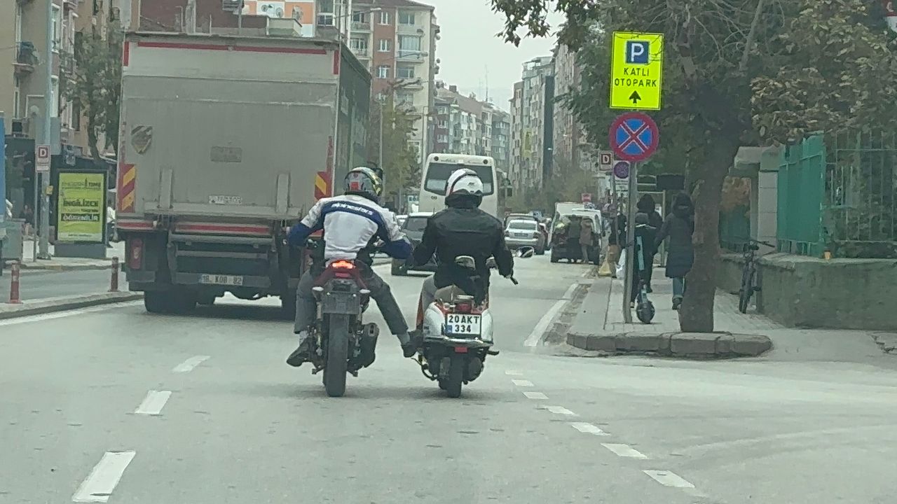 Eskişehir'de bozulan motosikleti bakın nasıl götürdüler?