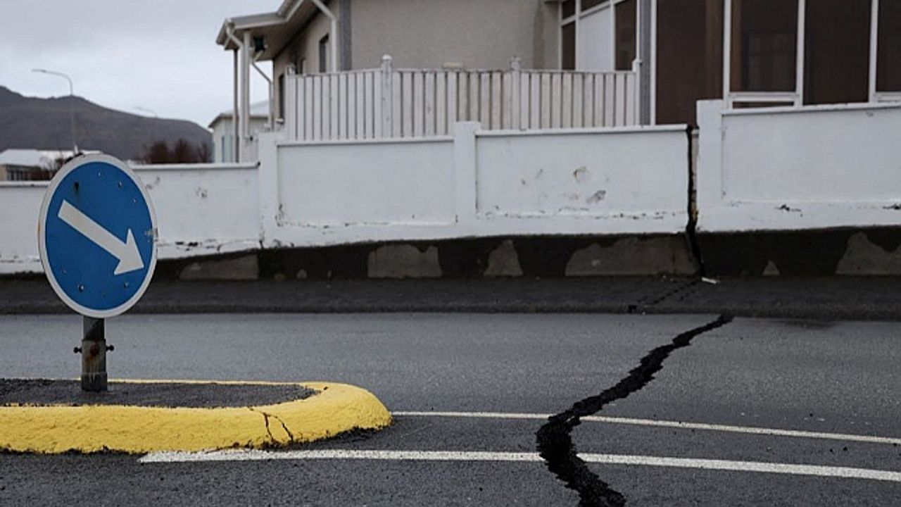 İzlanda'da sismik hareketlilik: Yollarda yarıklar oluştu!