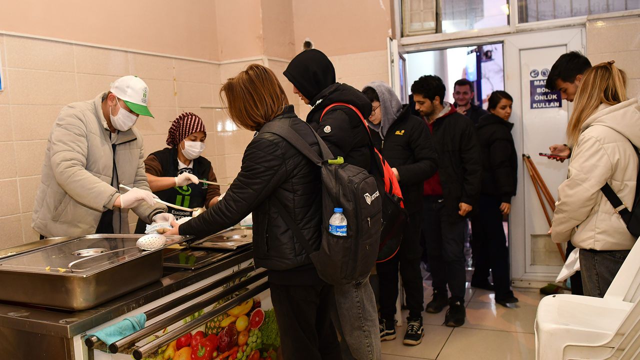 Eskişehir'de öğrencilere ücretsiz yemek