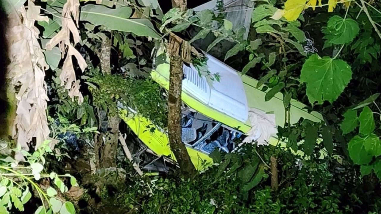 Filipinler'de yolcu otobüsü şarampole yuvarlandı: 17 ölü,11 yaralı!