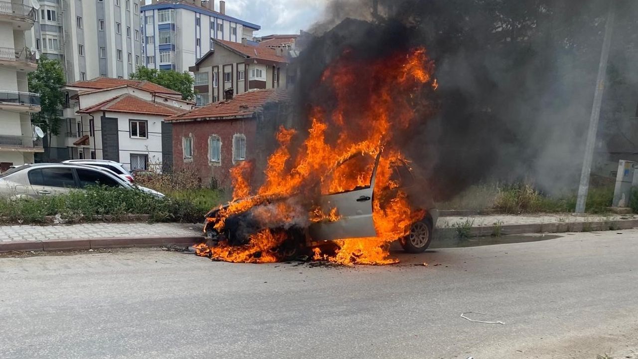 Kontağı çevirdi, otomobili alev aldı