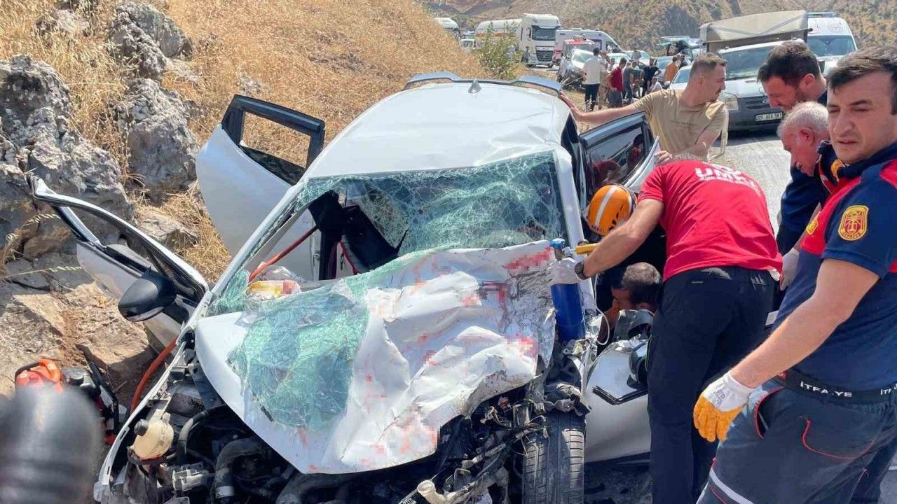 Bitlis’te otomobille tır çarpıştı: 4 yaralı
