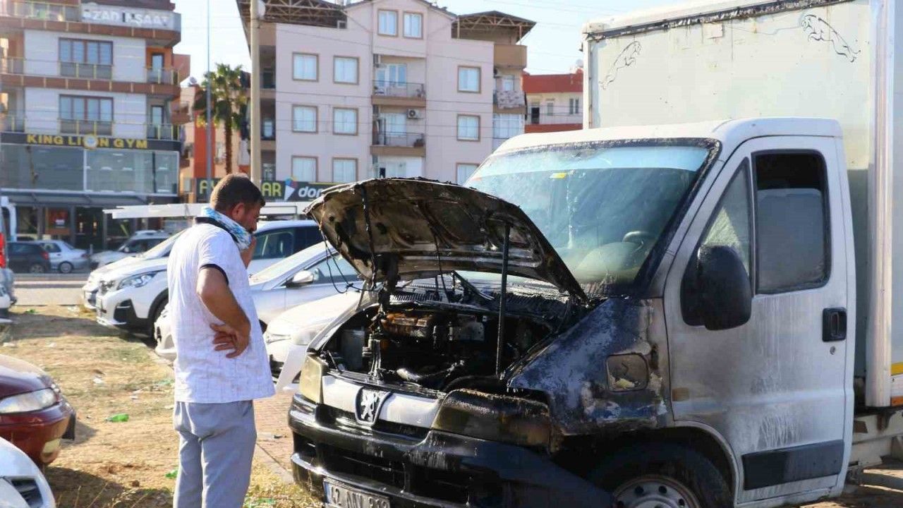 Kontağı çevirdi, kamyoneti alev alev yandı