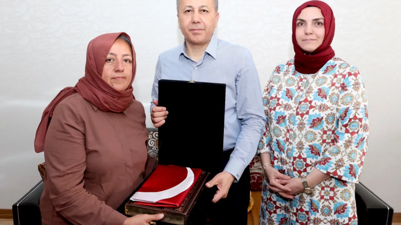 Bakan Yerlikaya'dan şehit bekçinin ailesine ziyaret