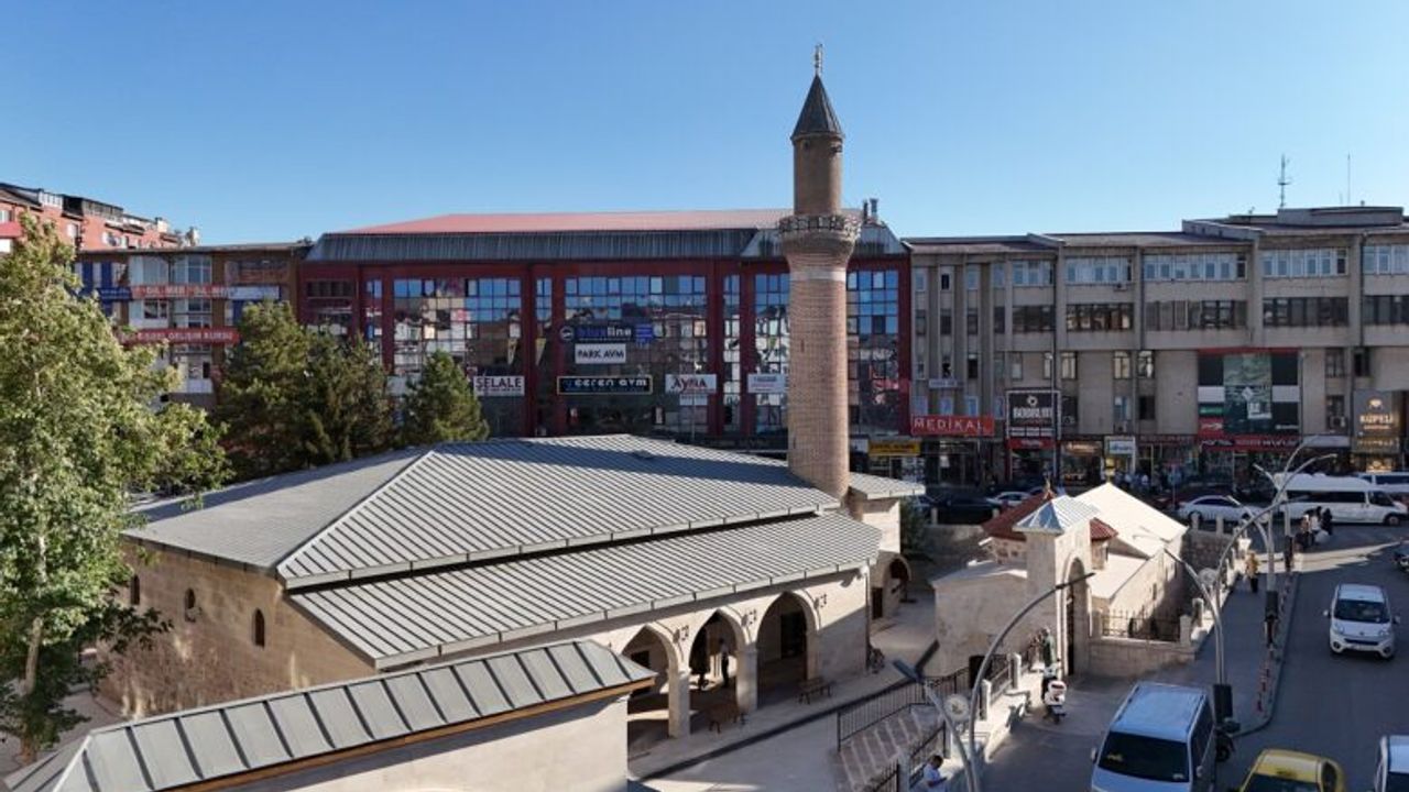 Restorasyonu tamamlanan 5 asırlık o camii ibadete açıldı...
