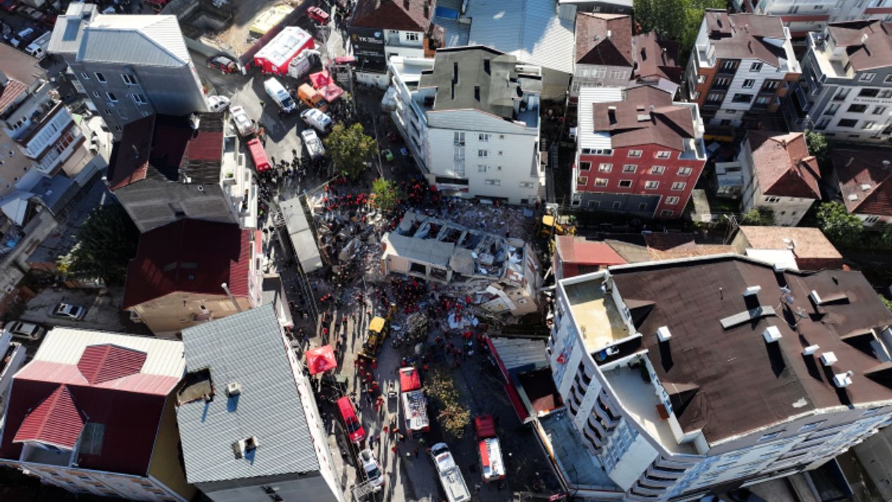 Gebze'de enkaz altından iki cansız beden çıkarıldı