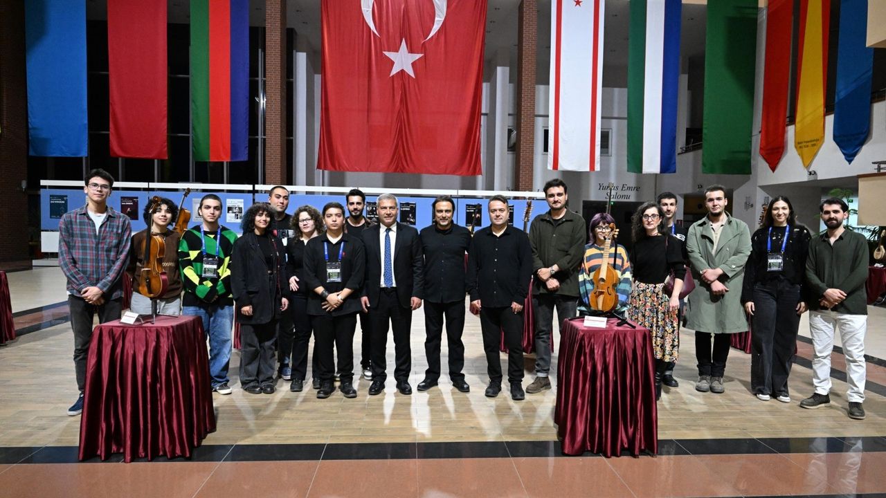 Rektör Adıgüzel sergiyi gezdi