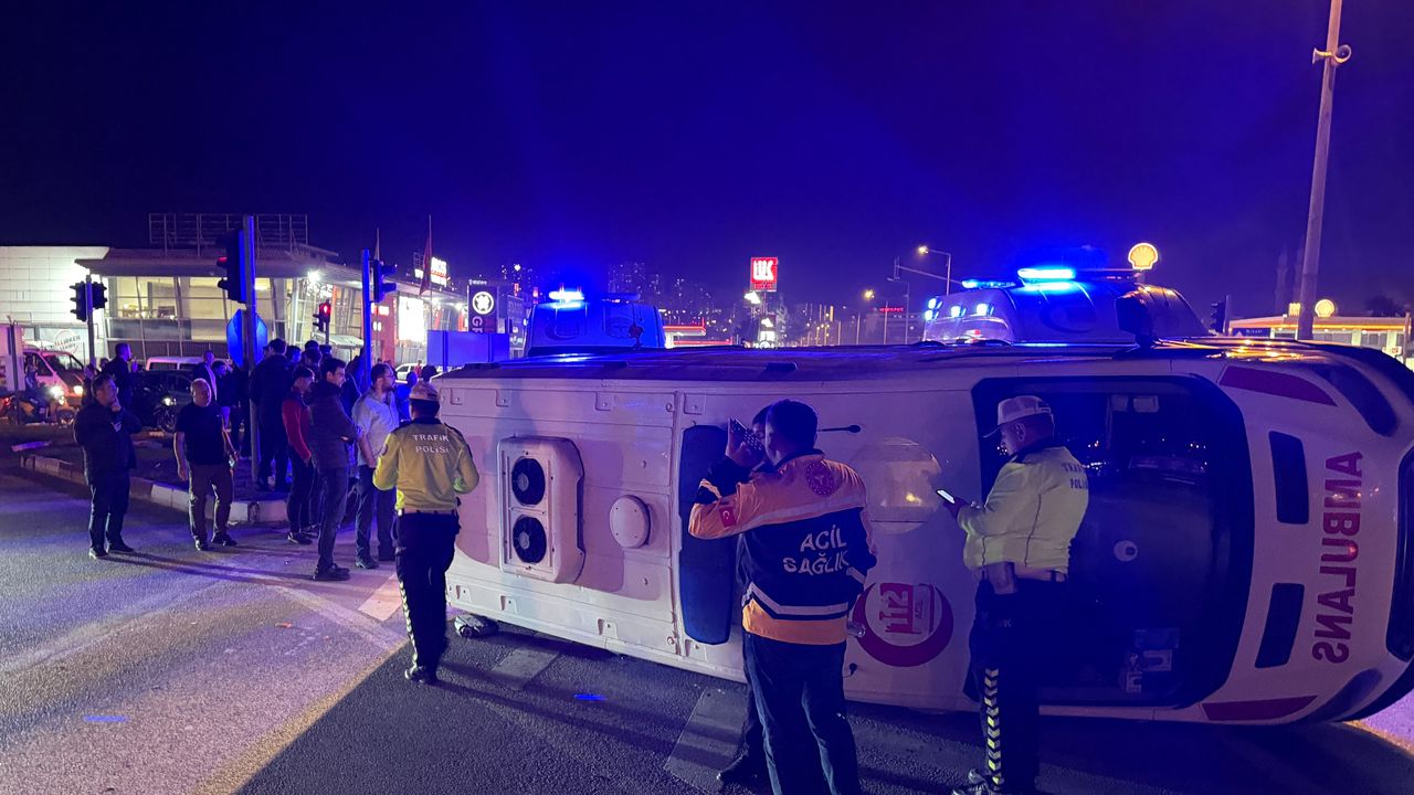 Ambulansla cip çarpıştı: 3 yaralı