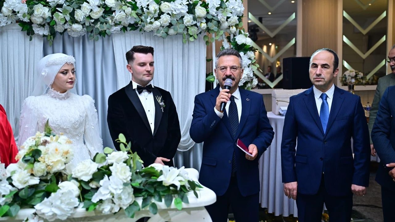 Vali Aksoy, polis çiftin nikahında şahitlik etti