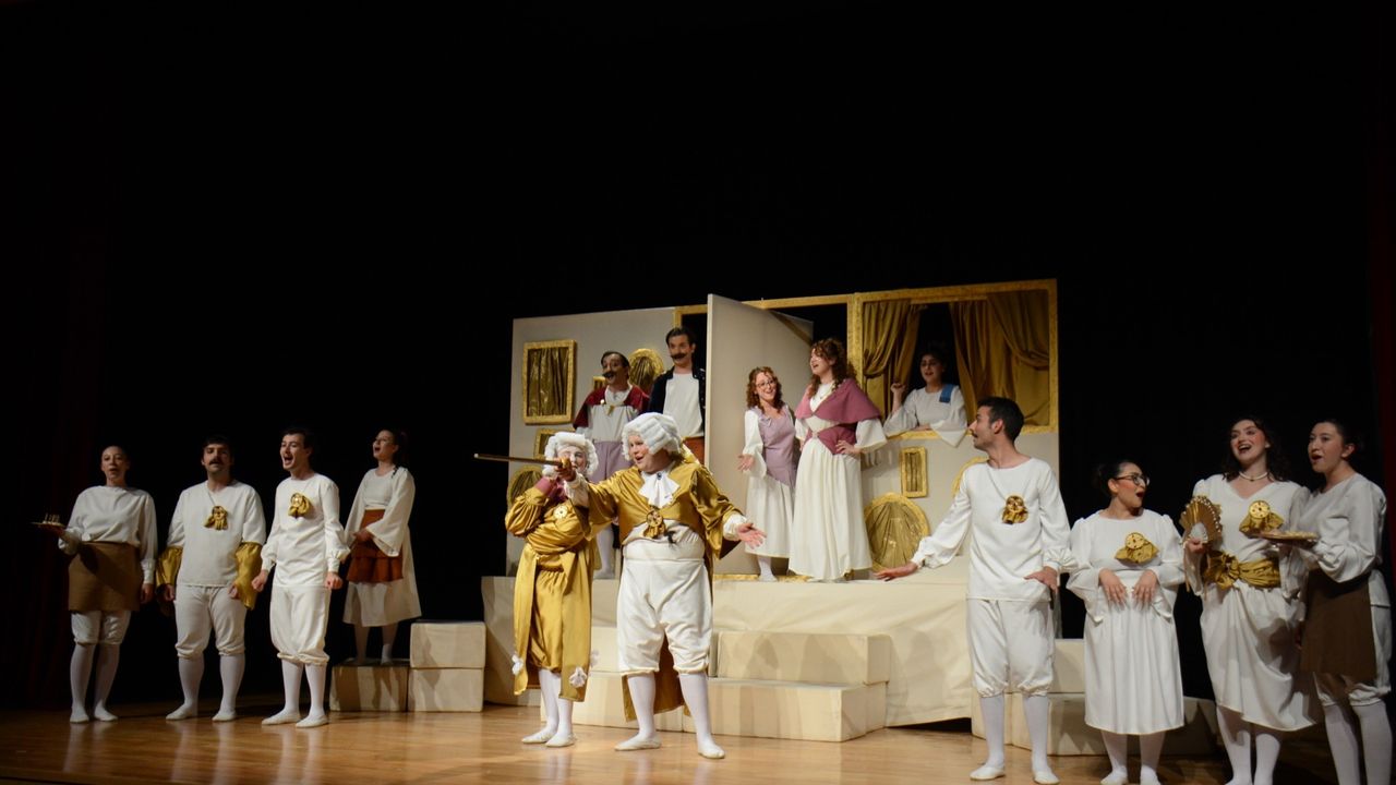 Eskişehir'de kibarlık budalası adlı oyunu sergilendi