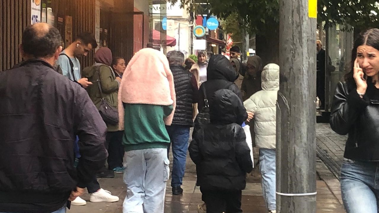 Eskişehir'de yağmur vatandaşlara zor anlar yaşattı