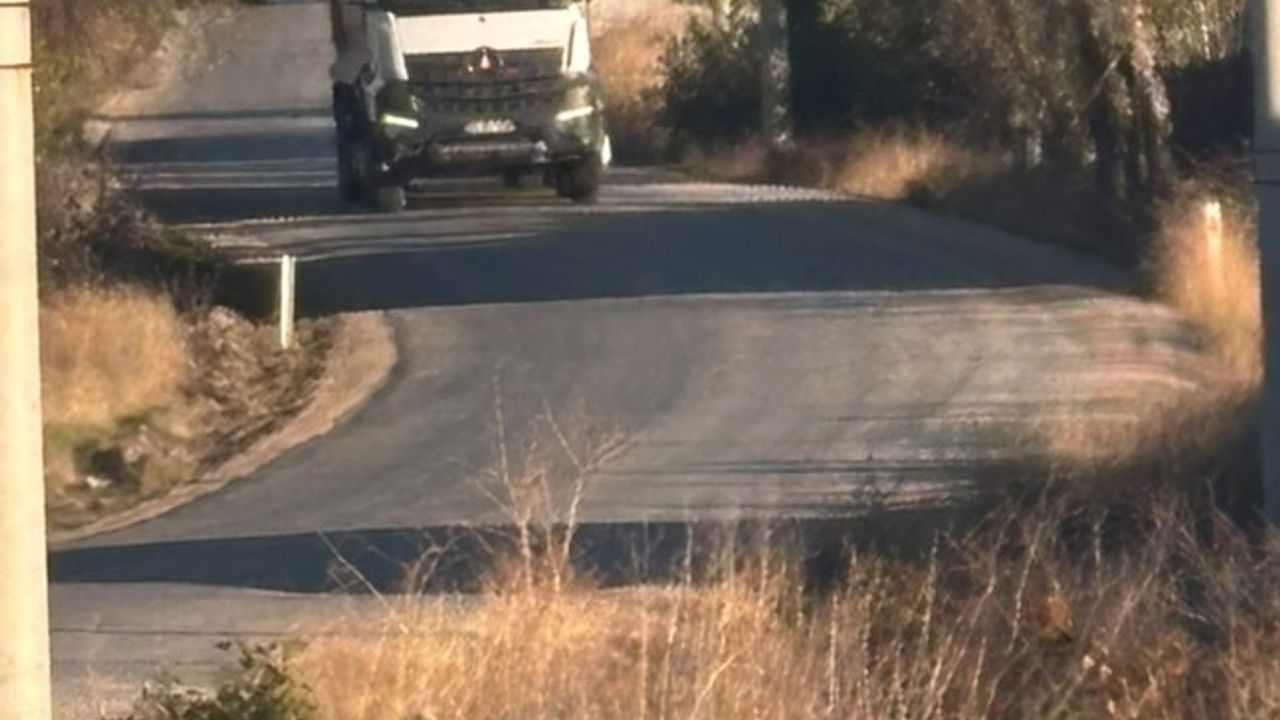 Eskişehir'de o yolda ağaç dalları sürücülere zorluk çıkarıyor