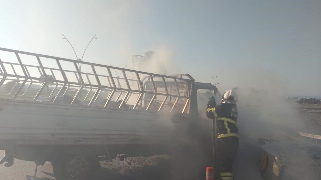 Bariyerlere çarpan pikap alev alev yandı