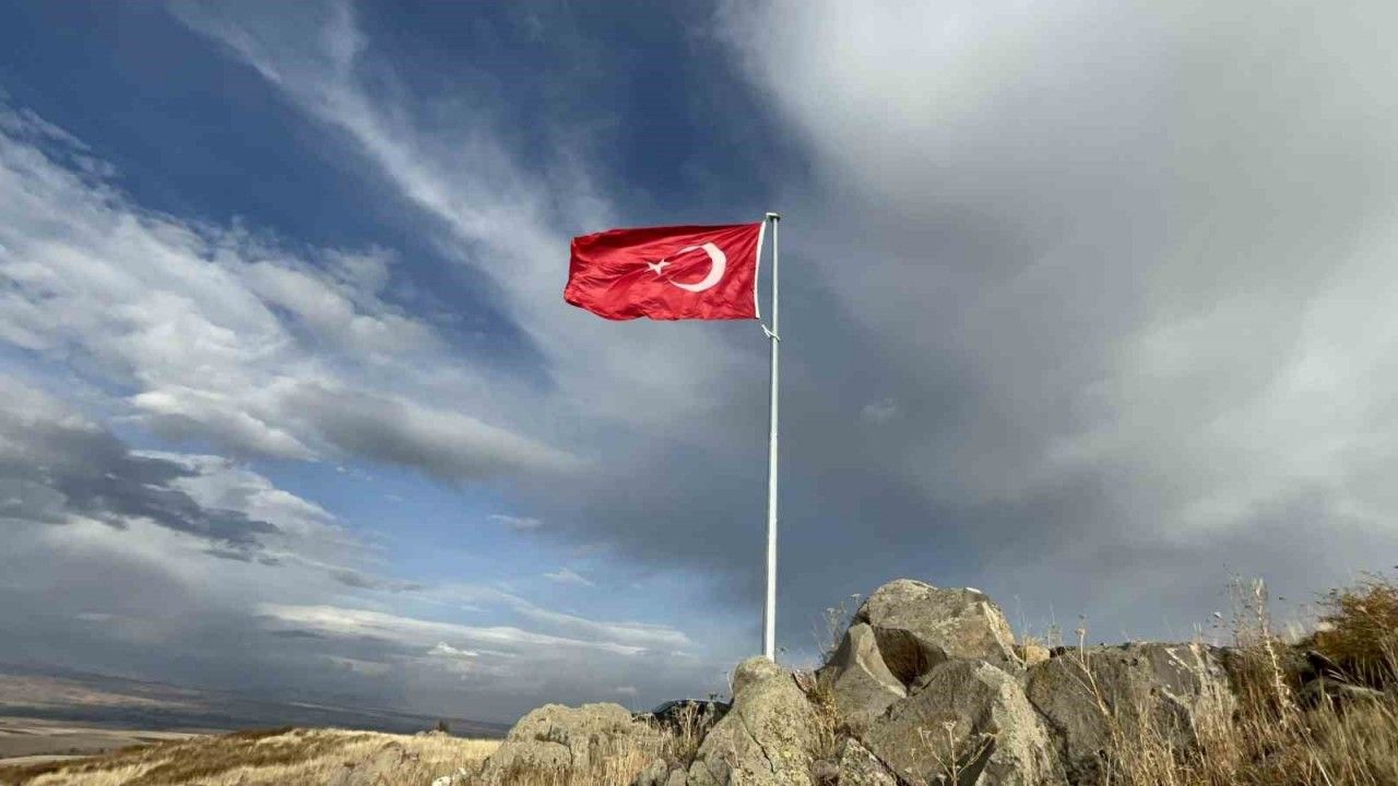 Ermenistan sınırına Türk bayrağı diktiler