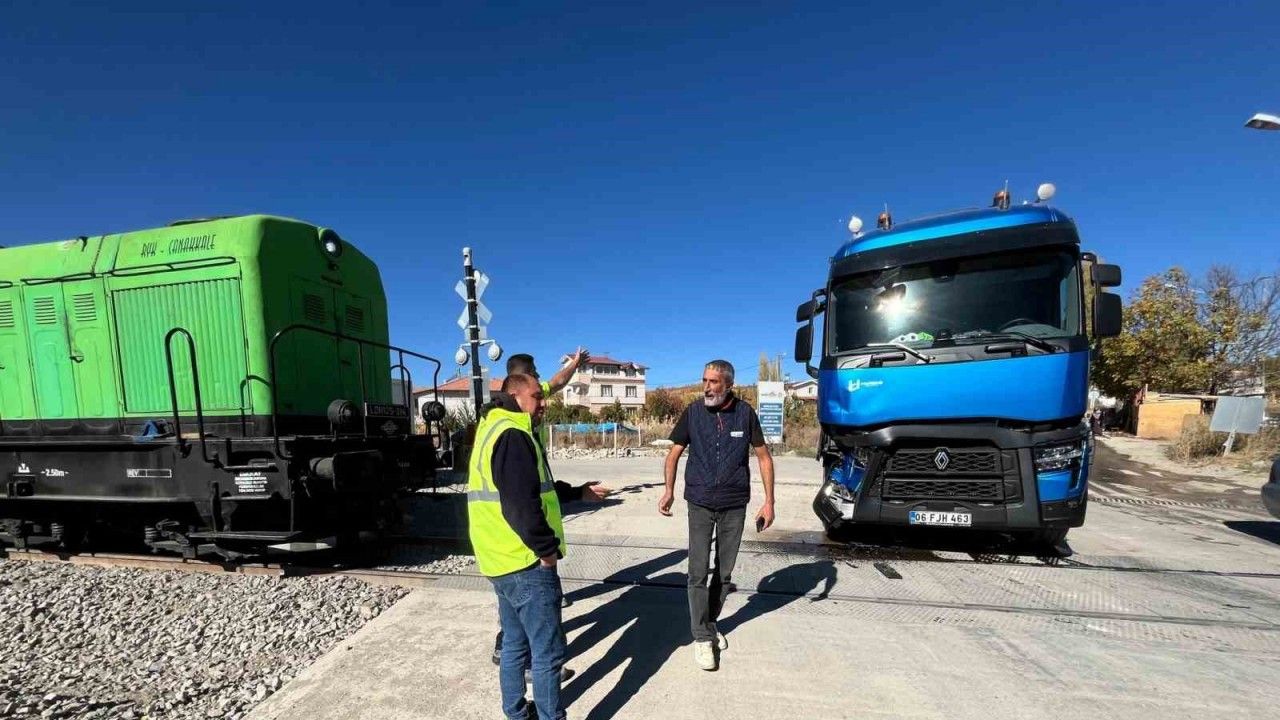 Malatya’da tren tıra çarptı