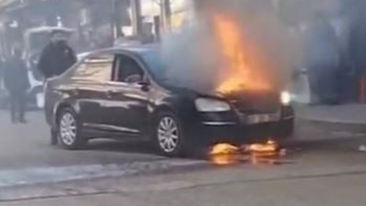 Park halindeki otomobil alev aldı
