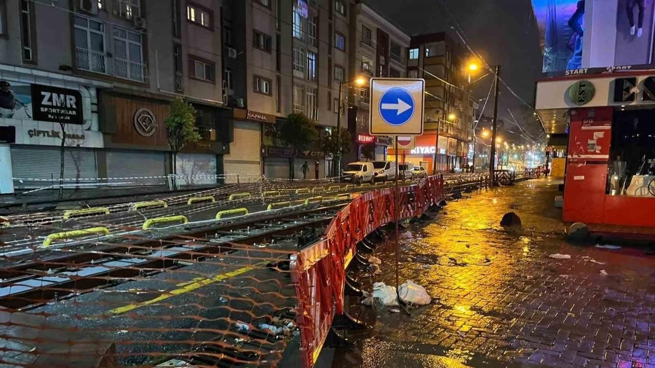 Tramvay yoluna giren araç, raylarda sıkıştı