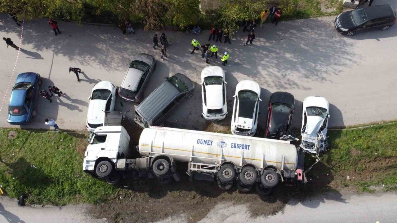 Yağ tankeri devrildi, 7 araç hasar gördü