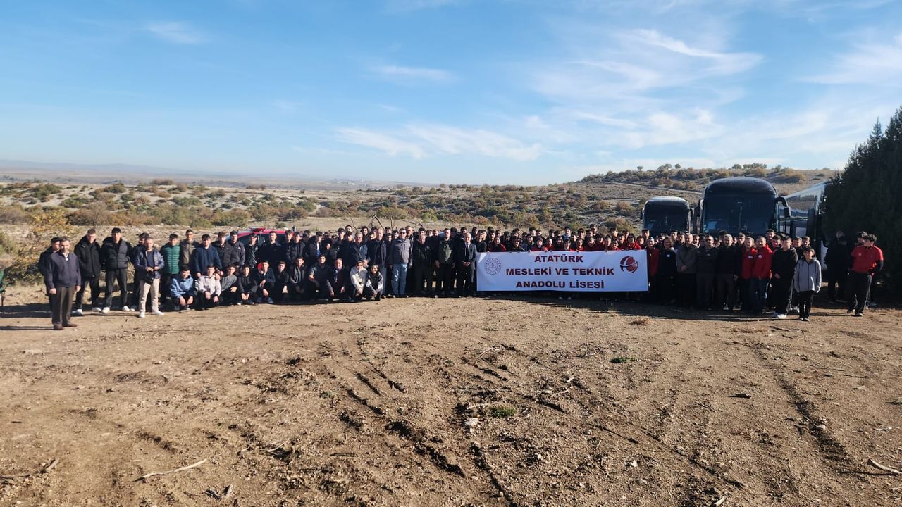 Öğrenciler fidanları toprakla buluşturdu