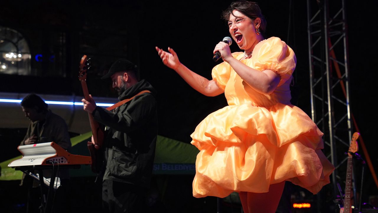 Ünlü sanatçı Eskişehirlilerle buluştu