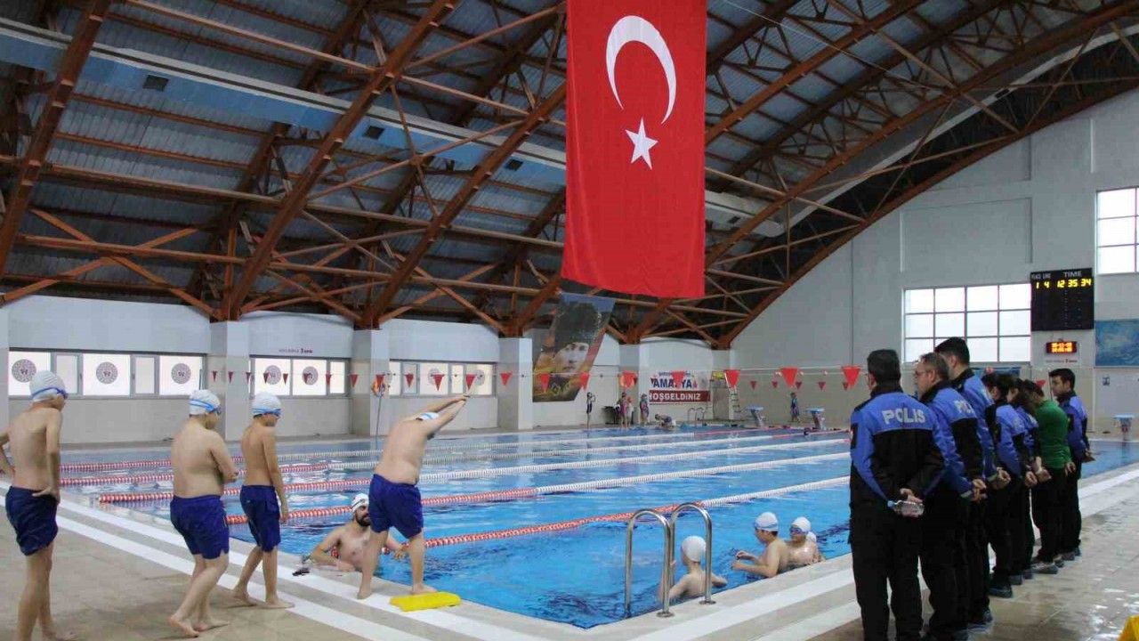 Amasya’da anneler polisten yüzme kursu istedi