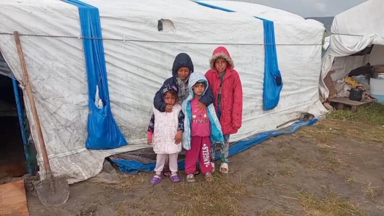 Sağanak, mevsimlik işçilerin çadırlarını vurdu