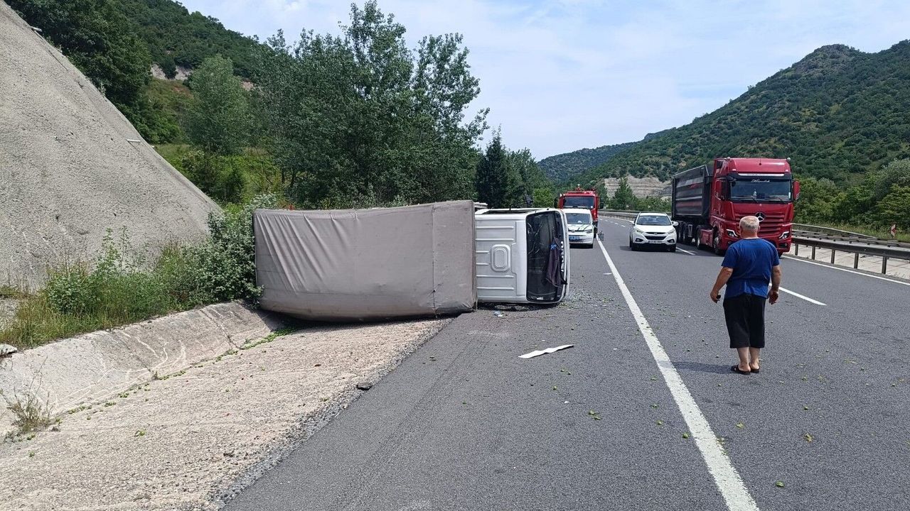 Kamyonet devrildi! Sürücü yaralandı