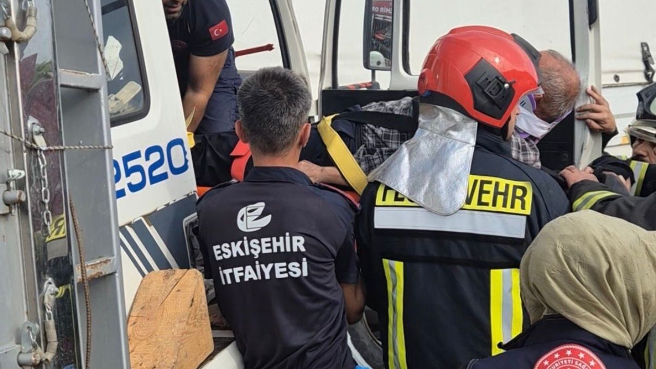 Korkutan kaza! Kamyon sürücüsü kabine sıkıştı