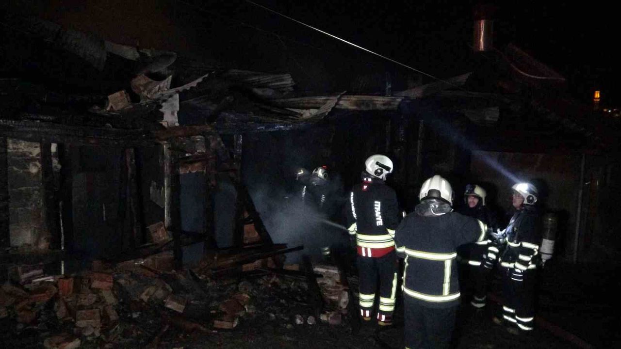 Alevlere teslim olan ahşap ev kullanılamaz hale geldi