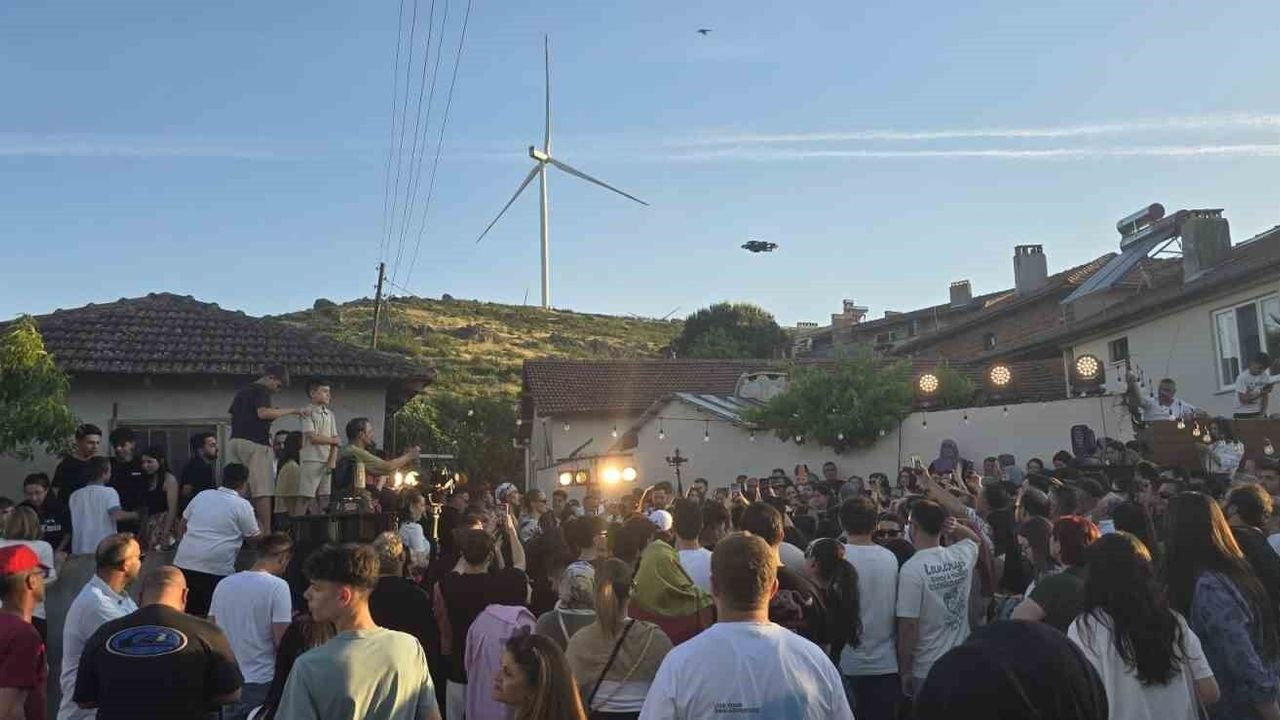 Dünyaca ünlü DJ Mahmut Orhan köyünde konser verdi
