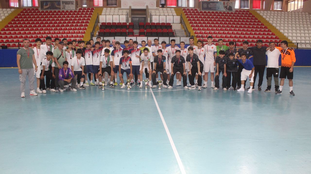 Futsal'da kupalar sahiplerini buldu