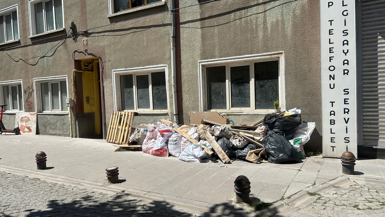 İstiklal Mahallesi'nde Moloz İşgali Yayalar İçin Tehlike Oluşturuyor
