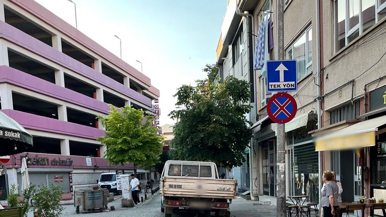Hatalı park yolu daralttı