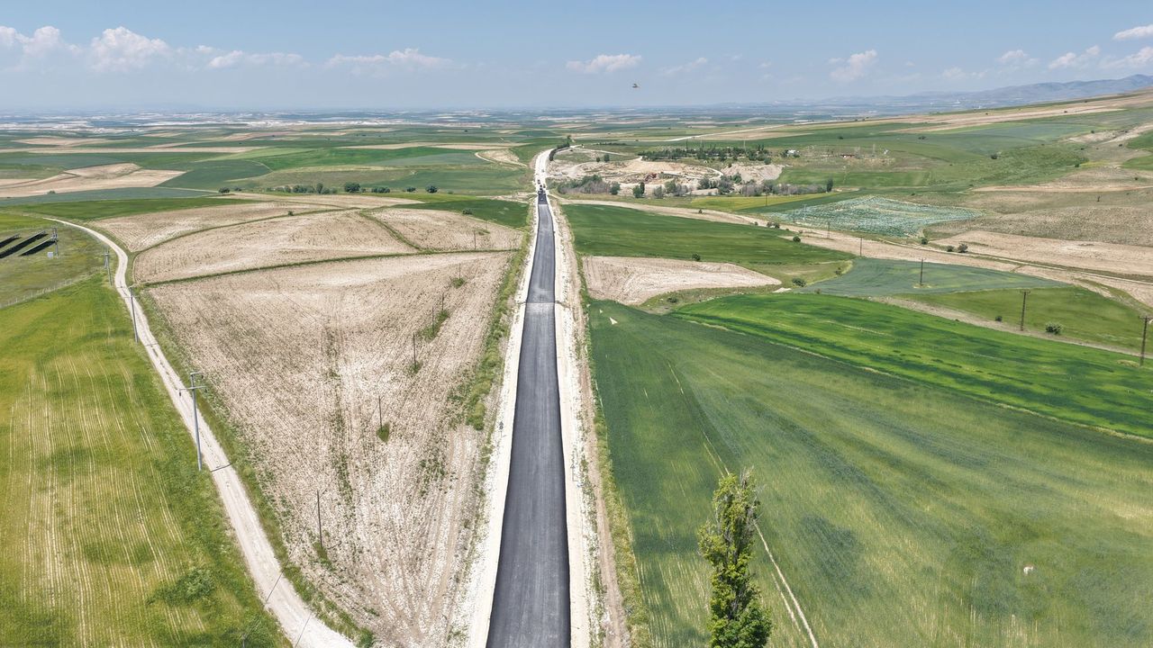Sivrihisar-Çeltik yolunda asfalt çalışmaları sürüyor