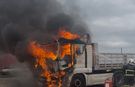 Park halindeki tır alev alev yandı