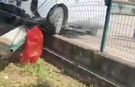 Kontrolden çıkan otomobil okul duvarına girdi