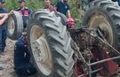 Mucize kurtuluş: Traktörün altında kaldı