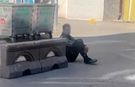 Hareketsiz bekleyen şahıs polisi alarma geçirdi