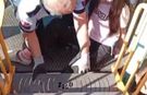 Ayağı parktaki oyun grubuna sıkışan çocuğu itfaiye kurtardı