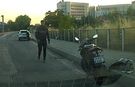 Kadın sürücü motosikletten düştü