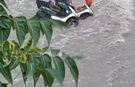 Ankara'da şiddetli sağanak: Sel suları motosikletleri sürükledi