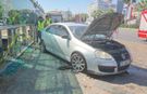 Otomobil tramvay istasyonuna çarptı: 3 yaralı