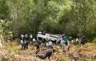 Minibüs şarampole uçtu, 4'ü ağır 10 kişiyi yaralandı