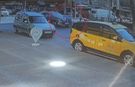 Otomobilin çarptığı kadın metrelerce savruldu