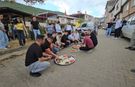 Asırlık gelenek: 200 metreyi 4 saatte geçtiler