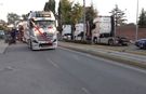 Evlenen yeğenine tır konvoyu sürprizi yaptı